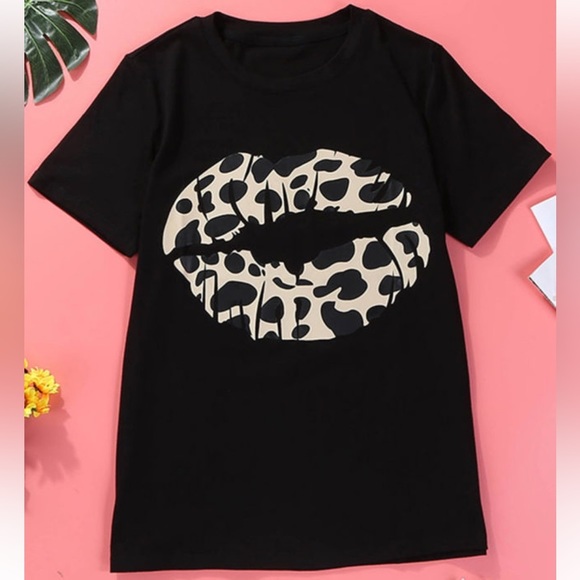 BLACK Modern Vintage Boutique Kiss On The Face 
Leopard Lip Tee - Picture 2 of 2